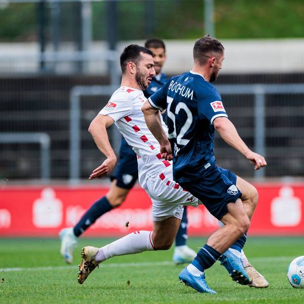 Sargis Adamyan (l.) trifft im Testspiele gegen den VfL Bochum zum 1:0. Bochums Maximilian Wittek (r.) verletzte sich bei seinem Rettungsversuch.