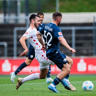 Sargis Adamyan (l.) trifft im Testspiele gegen den VfL Bochum zum 1:0. Bochums Maximilian Wittek (r.) verletzte sich bei seinem Rettungsversuch.