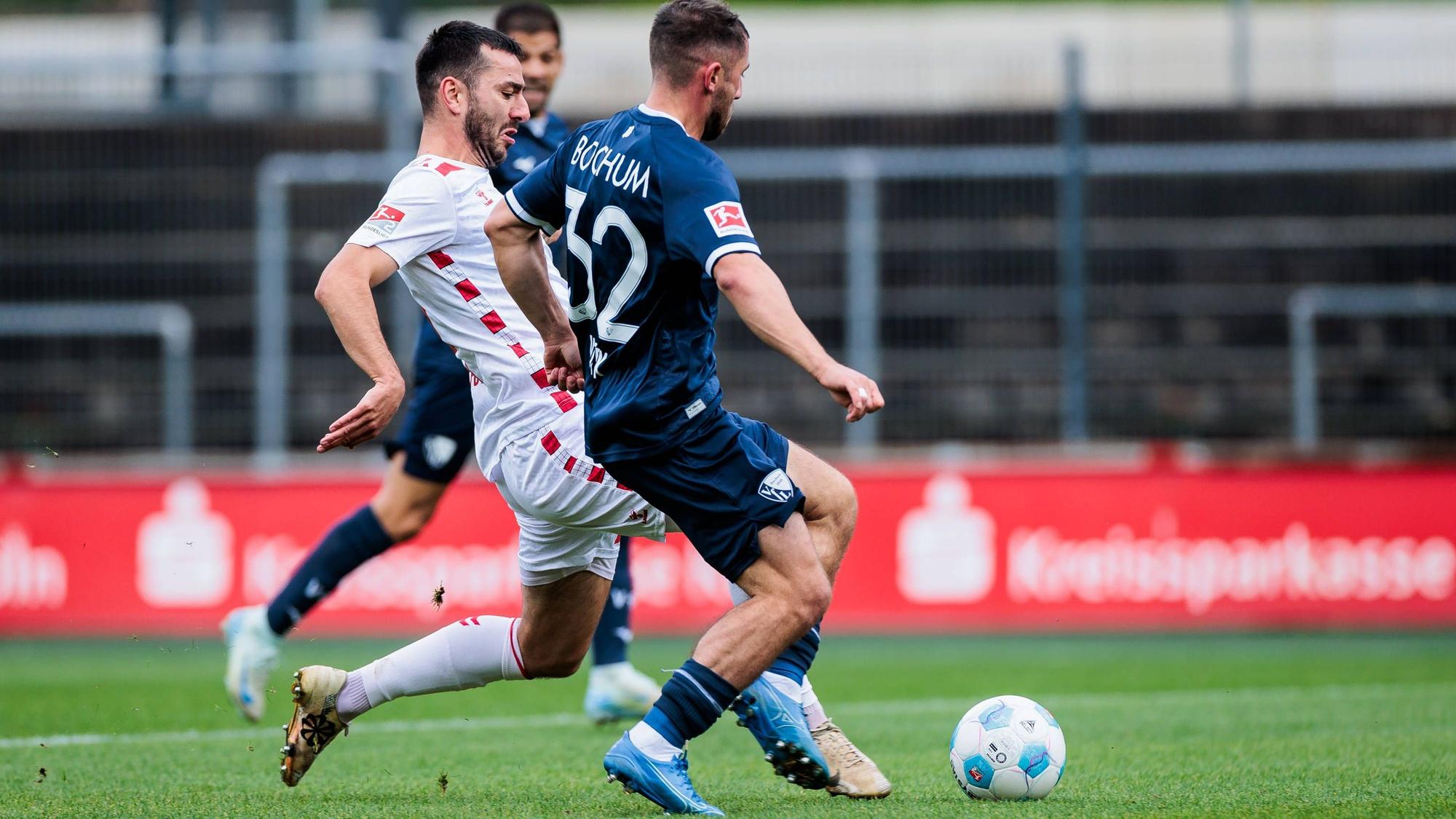 Sargis Adamyan (l.) trifft im Testspiele gegen den VfL Bochum zum 1:0. Bochums Maximilian Wittek (r.) verletzte sich bei seinem Rettungsversuch.
