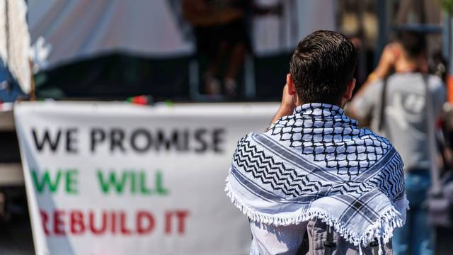 Ein Mann mit Keffiyeh, dem Palästinensertuch, hier bei einer Demonstration in Frankfurt.