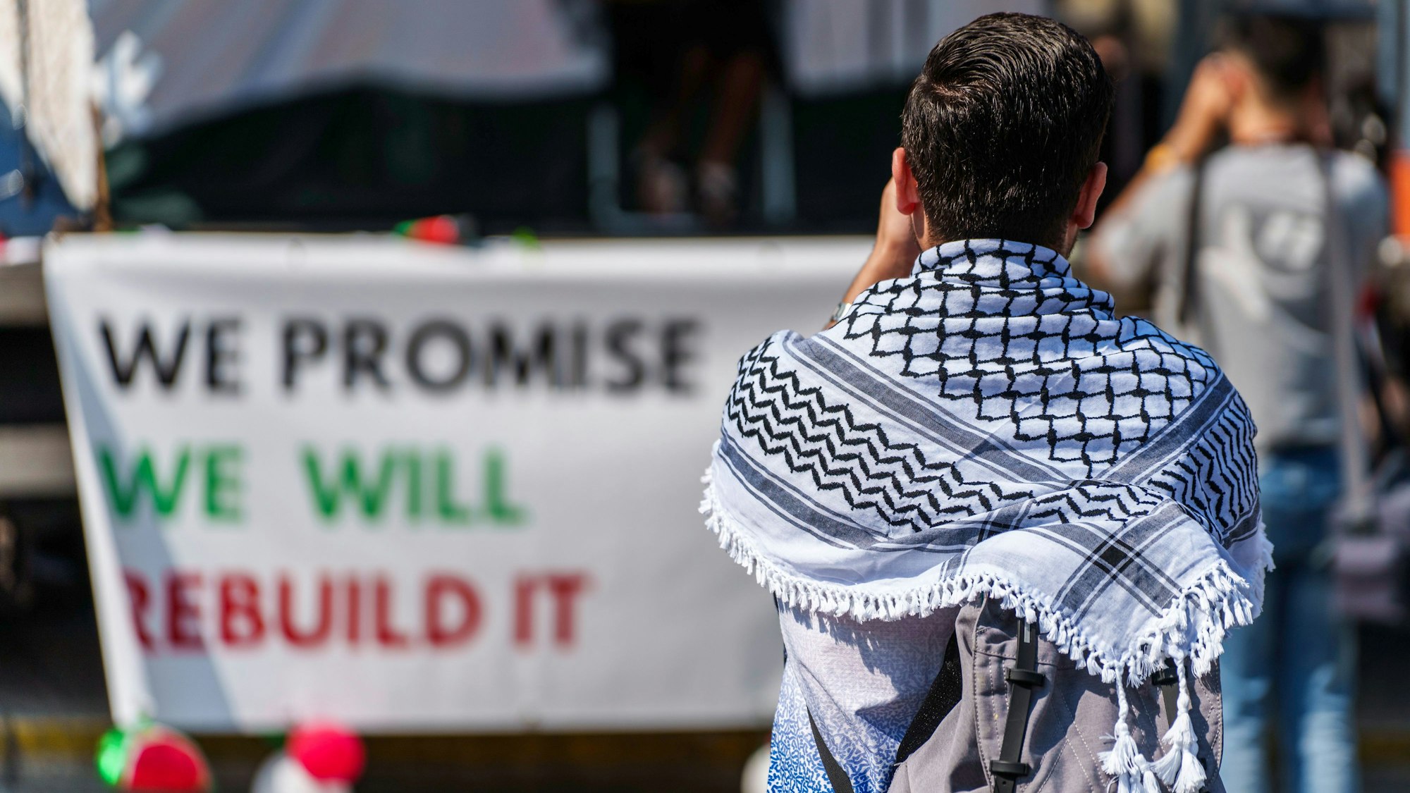 Ein Mann mit Keffiyeh, dem Palästinensertuch, hier bei einer Demonstration in Frankfurt.