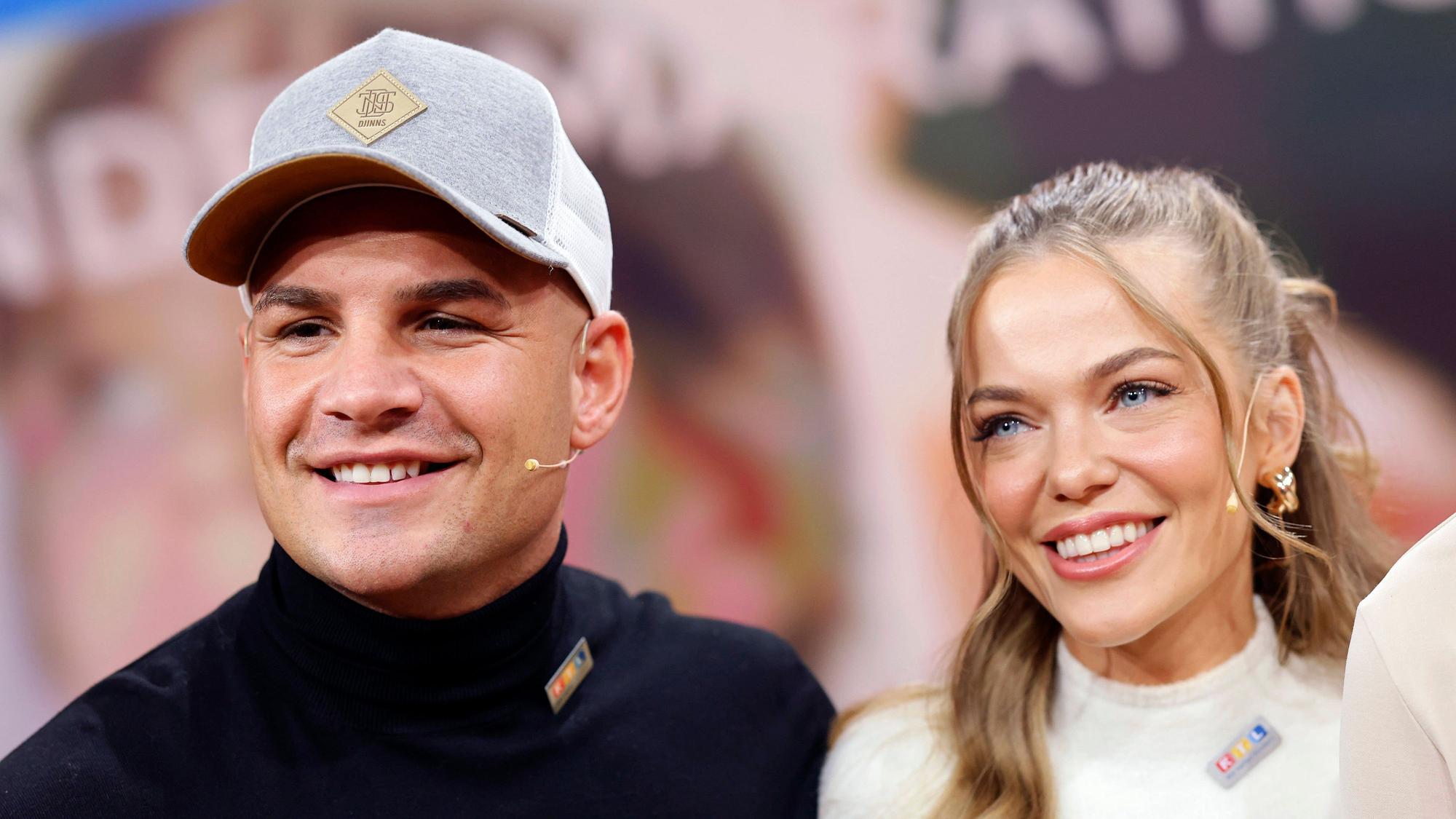 Pietro Lombardi und seine Verlobte Laura Maria Rypa lachen in die Kamera.