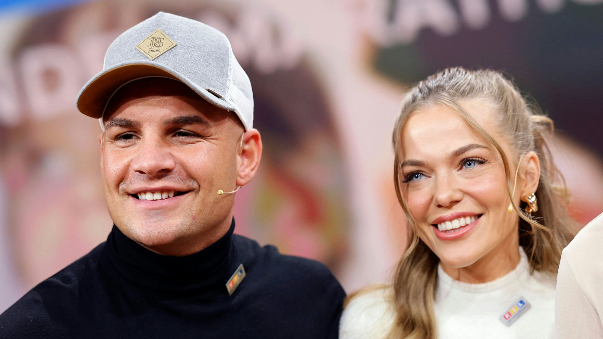 Pietro Lombardi und seine Verlobte Laura Maria Rypa lachen in die Kamera.