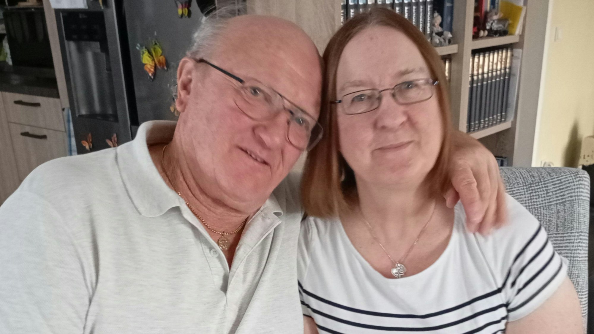 Auf dem Bild ist ein Ehepaar zu sehen.