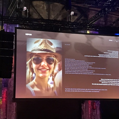 KI-Avatars MIA, der/die auf dem Rheingold Kongress am 9. Oktober vorgestellt wurde