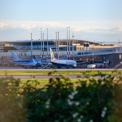 Zwei Flugzeuge stehen vor einem Terminal des Hamburger Flughafens.