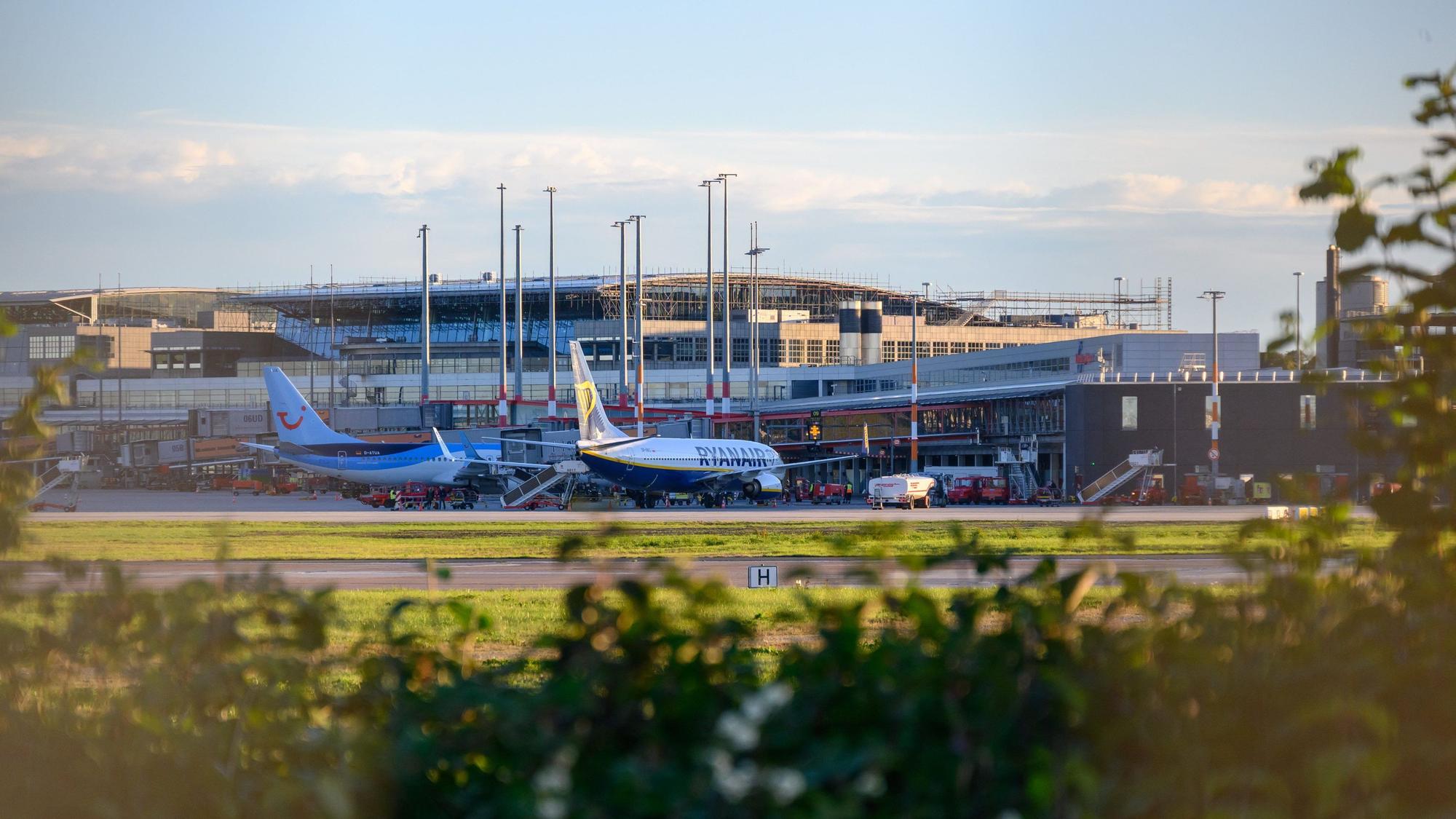Zwei Flugzeuge stehen vor einem Terminal des Hamburger Flughafens.