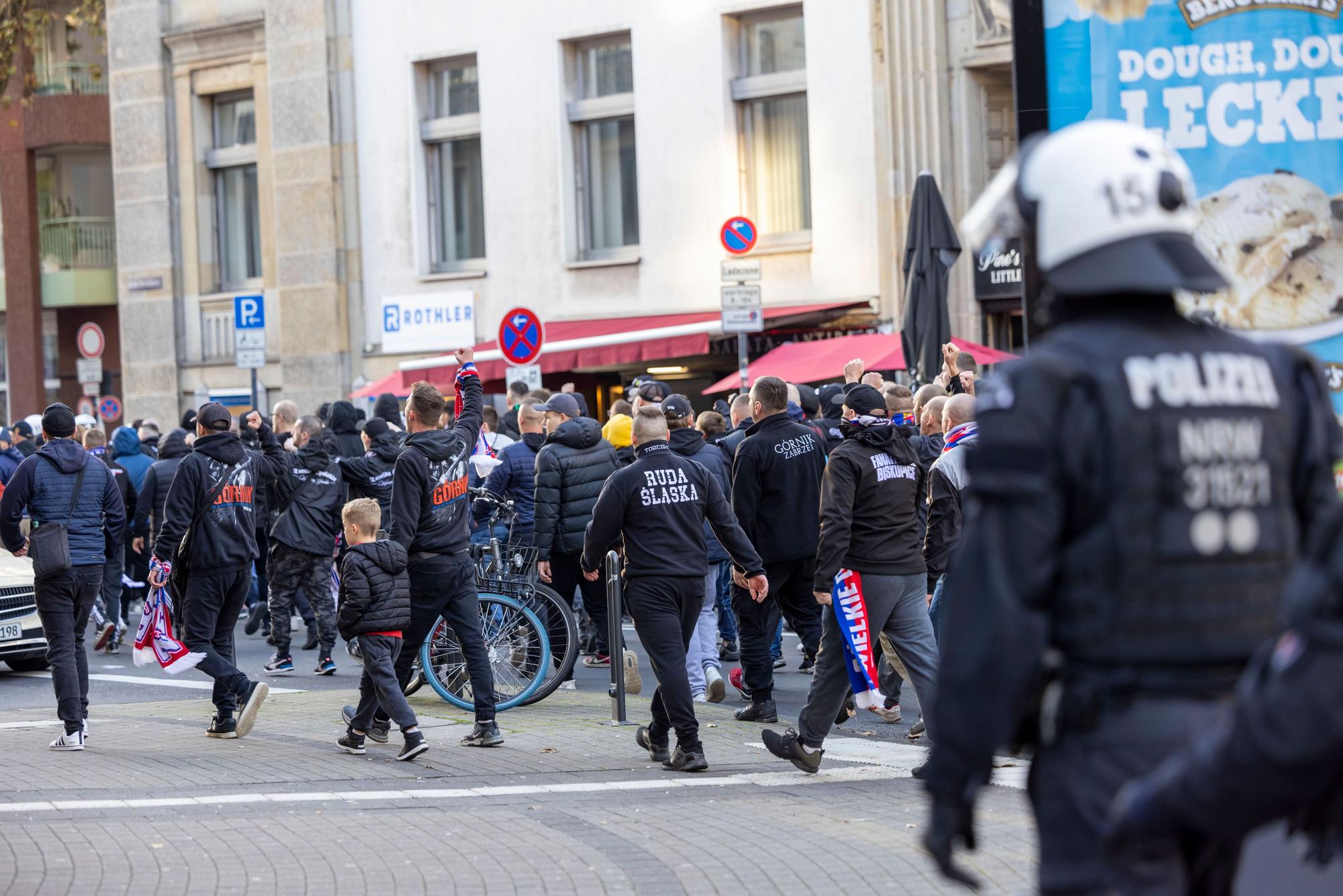 Polnische Hooligans ziehen durch Köln.