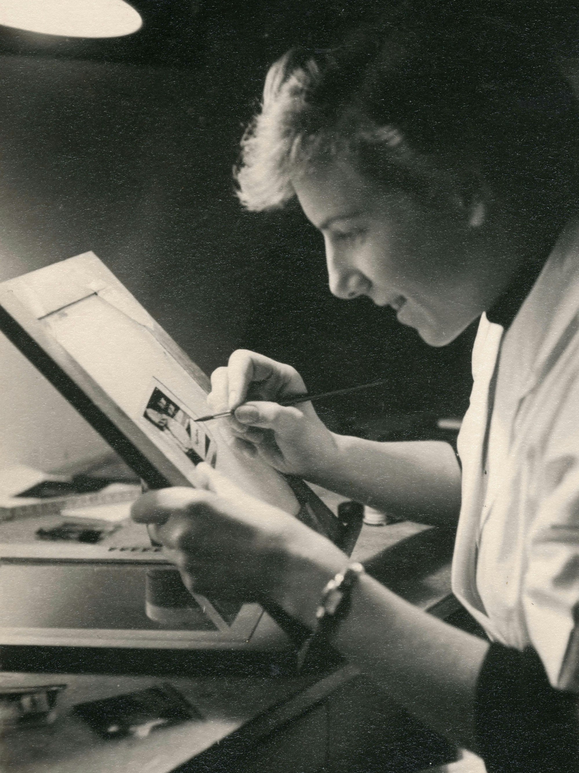 Inge Jansen beim Kolorieren im Fotolabor.