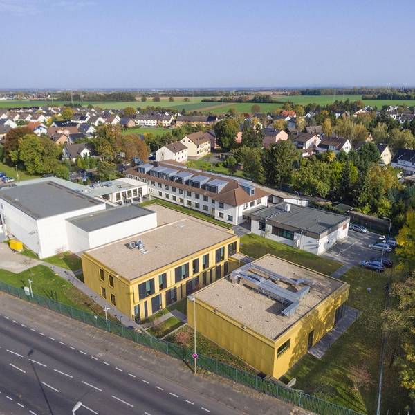 Ein Luftbild des Instituts, das aus mehreren Komplexen besteht; im Hintergrund Wohnhäuser.
