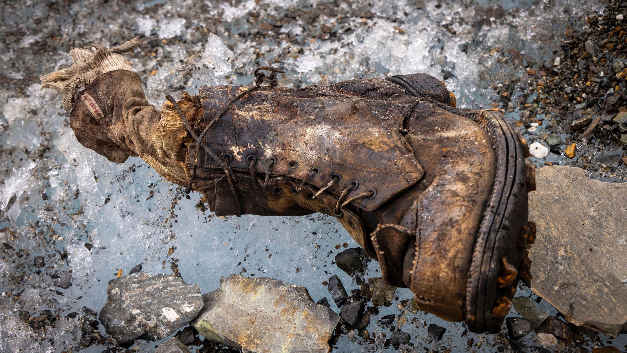 Filmemacher haben auf dem Mount Everest möglicherweise sterbliche Überreste des seit 100 Jahren verschollenen britischen Bergsteigers Andrew Irvine gefunden.