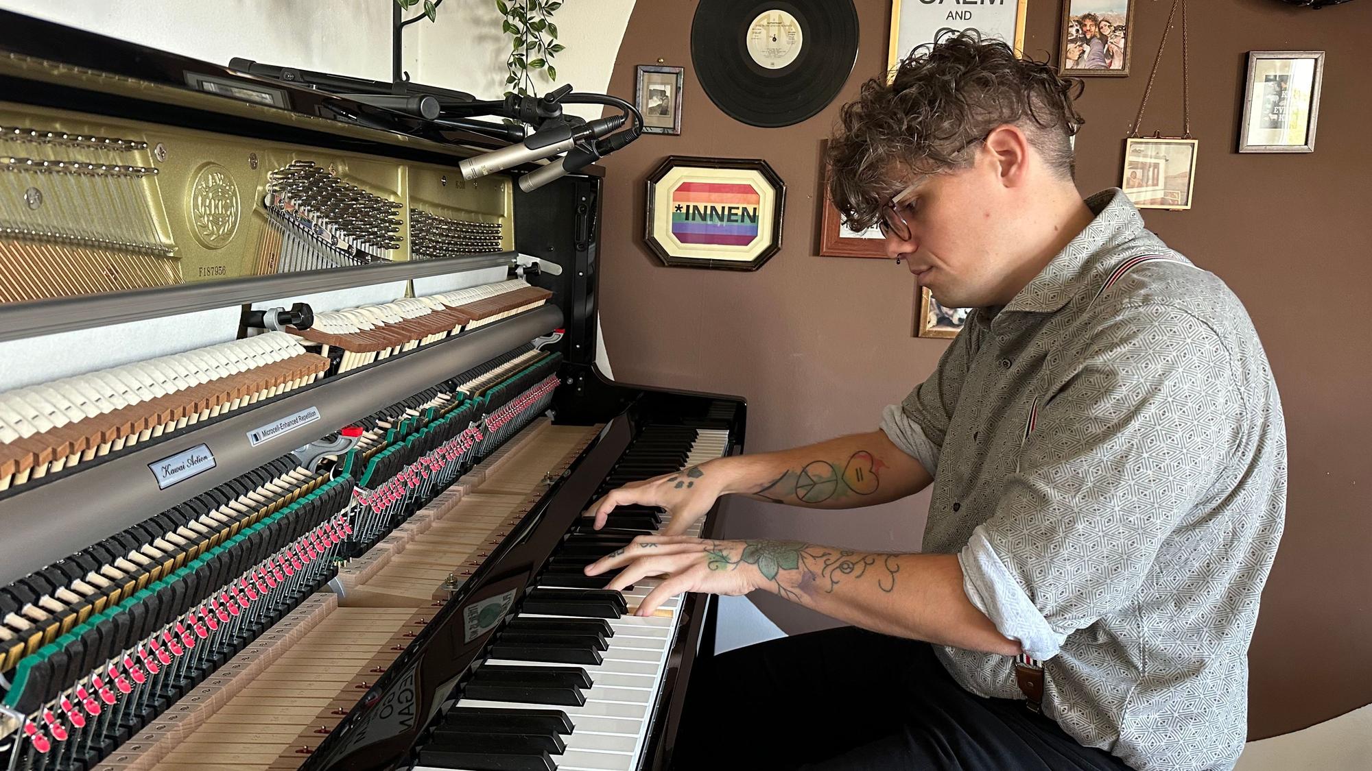 Konstantin Kopenhagen spielt bei Vox in der Sendung „The Piano“.