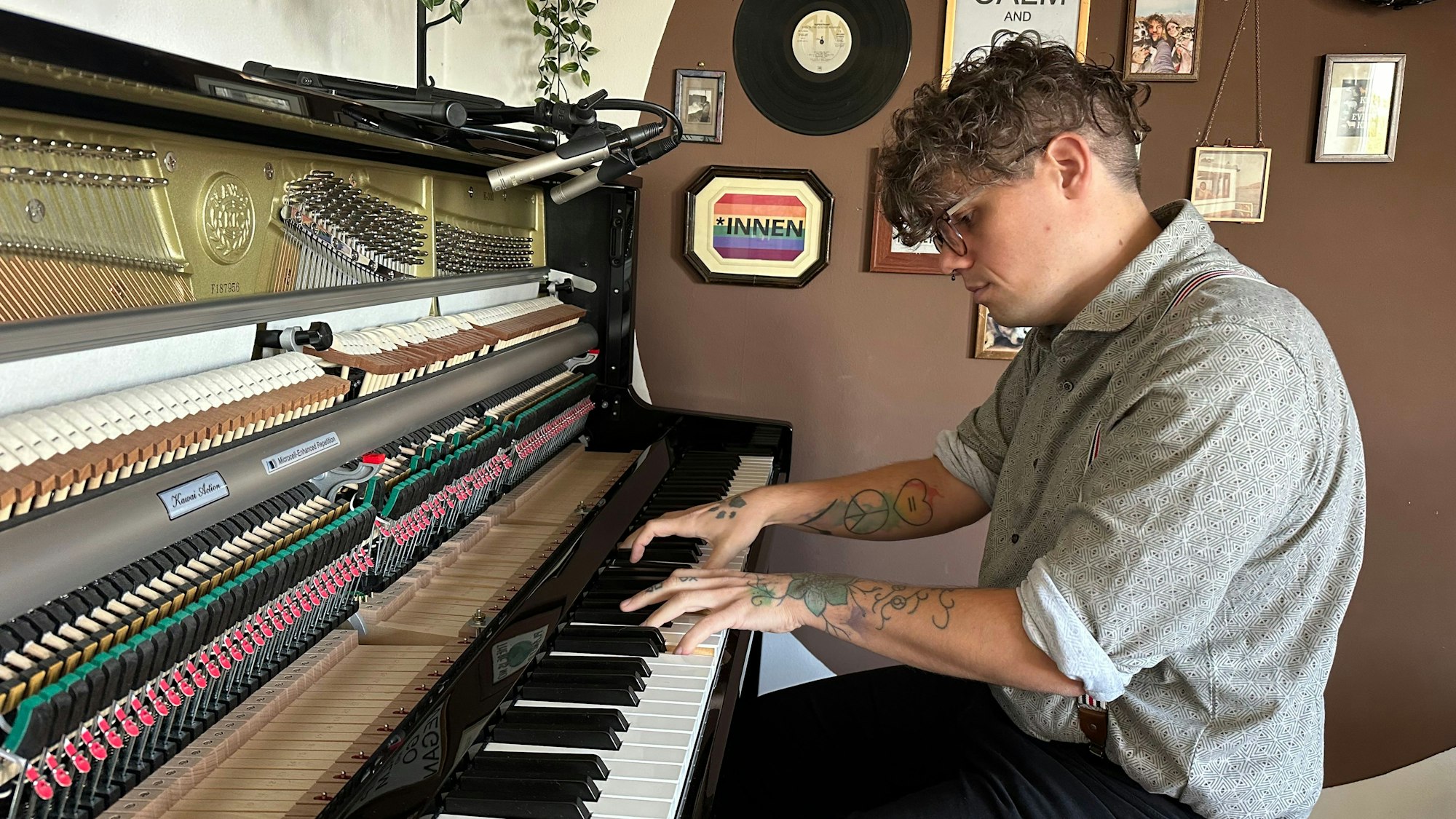 Konstantin Kopenhagen spielt bei Vox in der Sendung „The Piano“.