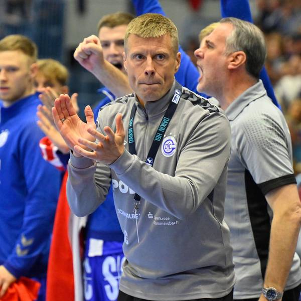 VfL-Trainer Gudjon Valur Sigurdsson klatscht in die Hände und feuert sein Team an.