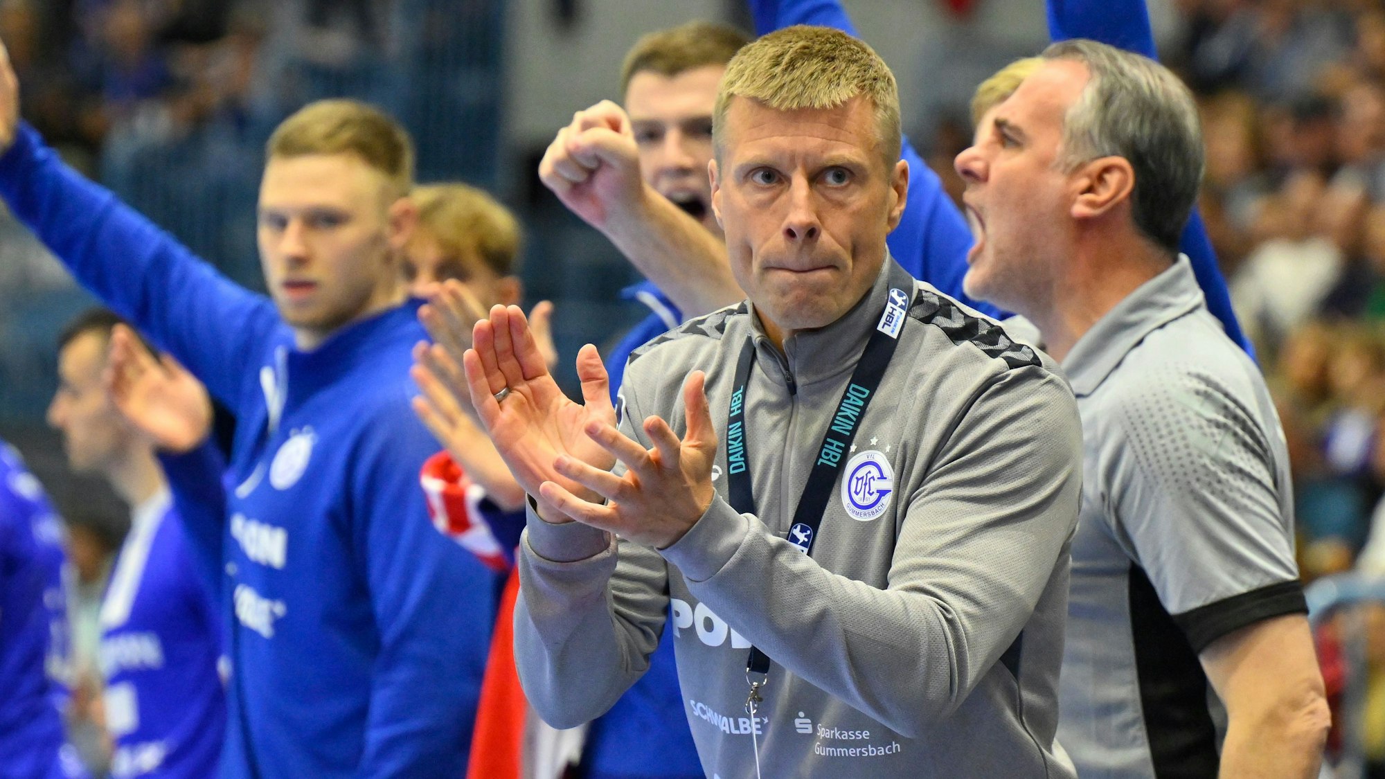 VfL-Trainer Gudjon Valur Sigurdsson klatscht in die Hände und feuert sein Team an.