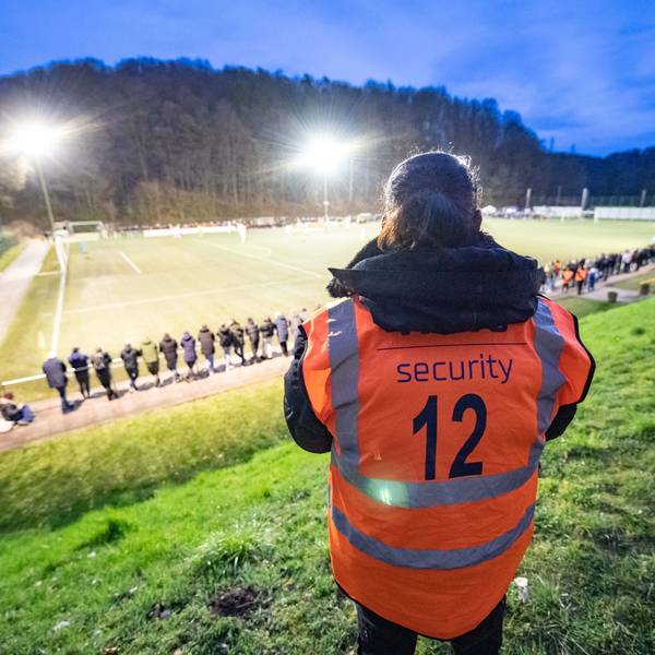 Ein Security-Mitarbeiter steht im Stadion des SC Eintracht Hohkeppel.