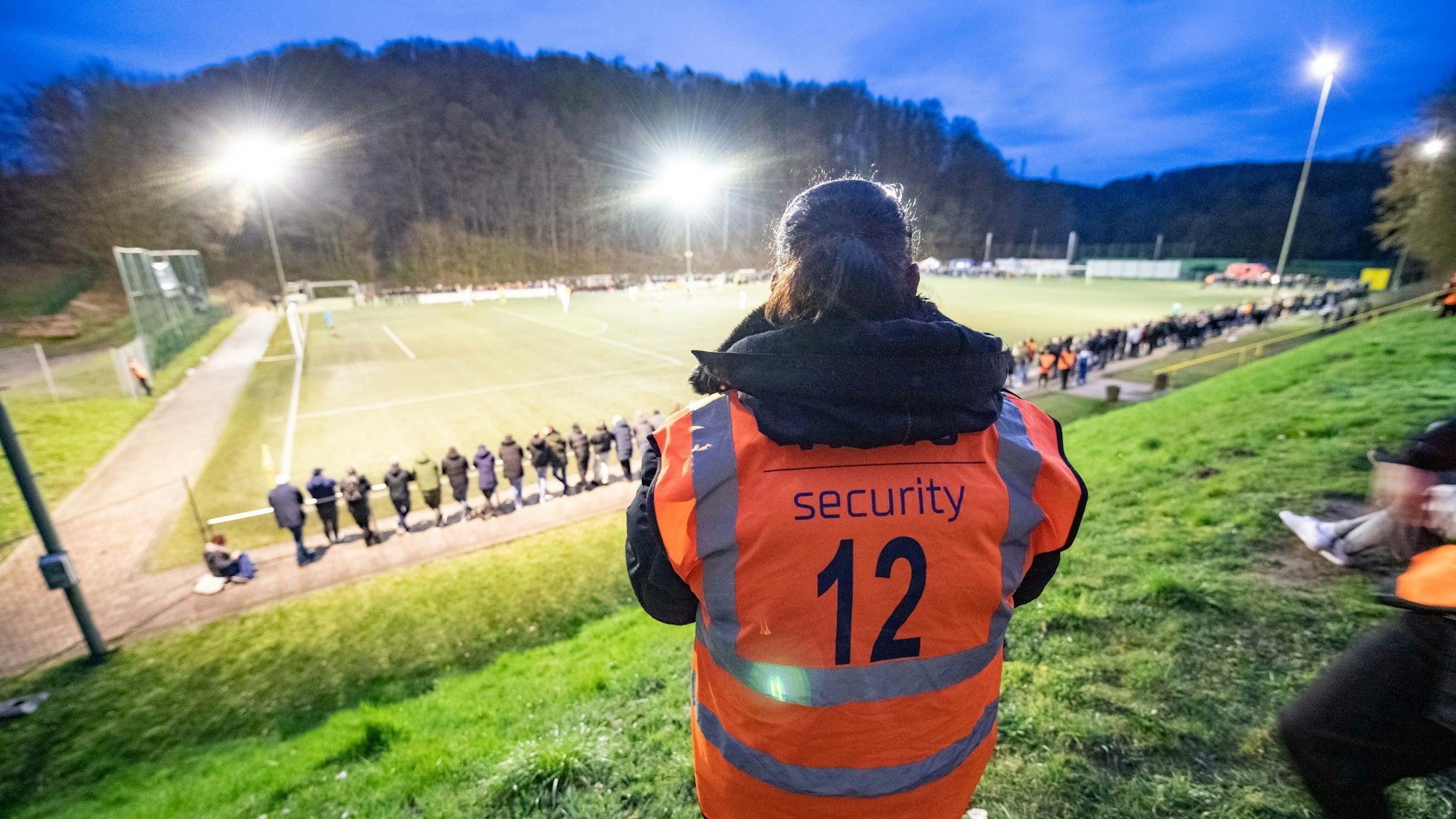 Ein Security-Mitarbeiter steht im Stadion des SC Eintracht Hohkeppel.