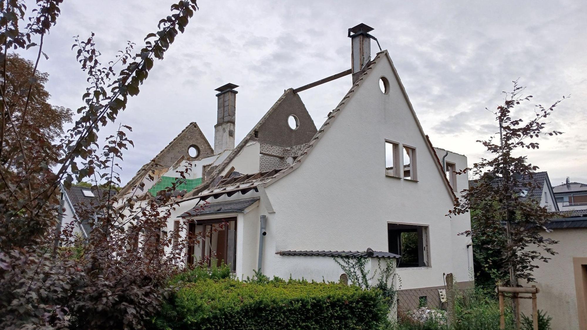 Ein Haus im Abbruch, das Dach ist bereits abgedeckt
