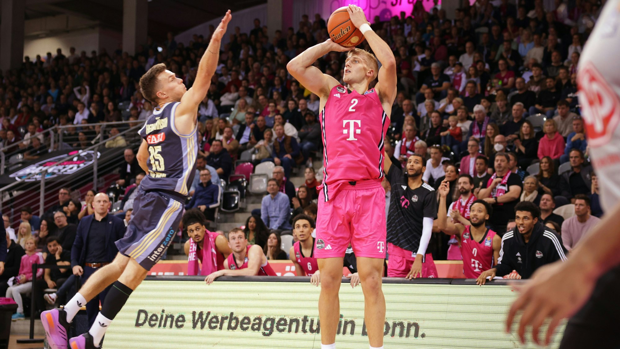 Sam Griesel beim Dreier: Er traf gegen Berlin drei Fernschüsse und kam auf insgesamt 17 Punkte.