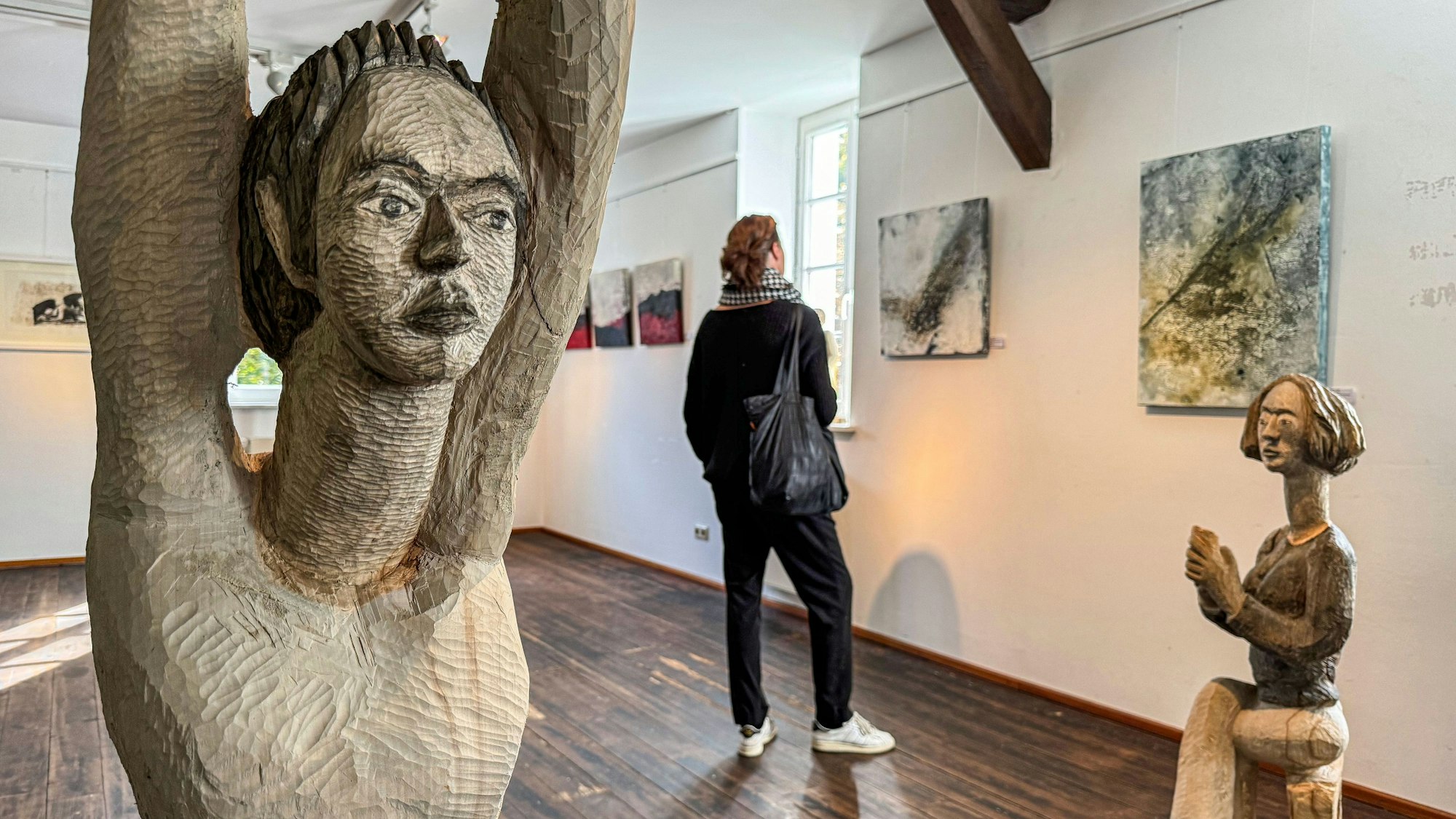 Eine Frau in einer Kunstausstellung.