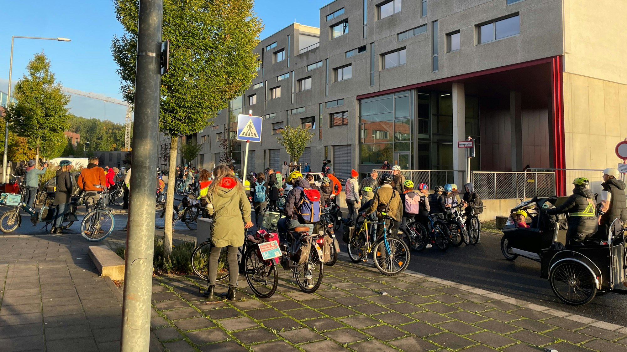 Demonstration vor dem Schulstart: Über 200 Menschen setzen sich am Freitag für sichere Schulwege ein.