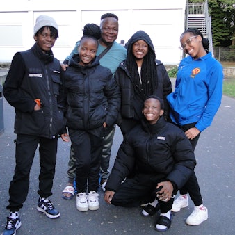 von links: John, Simi, Yolli, Ntando und Fanele bereisen mit ihrem Leiter Brian Pakathi (hinten) zwei Monate lang mehrere deutsche Städte.