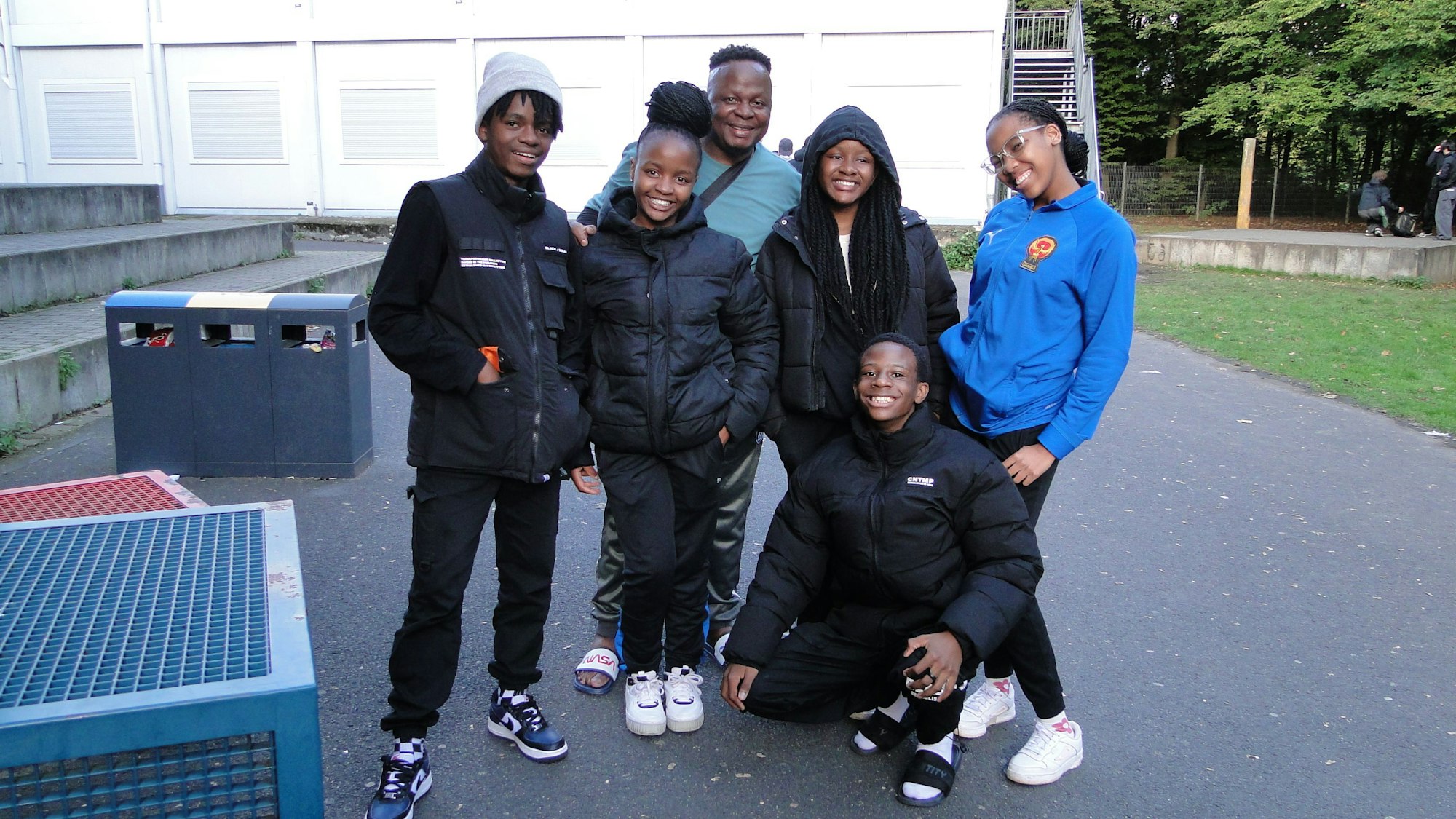 von links: John, Simi, Yolli, Ntando und Fanele bereisen mit ihrem Leiter Brian Pakathi (hinten) zwei Monate lang mehrere deutsche Städte.