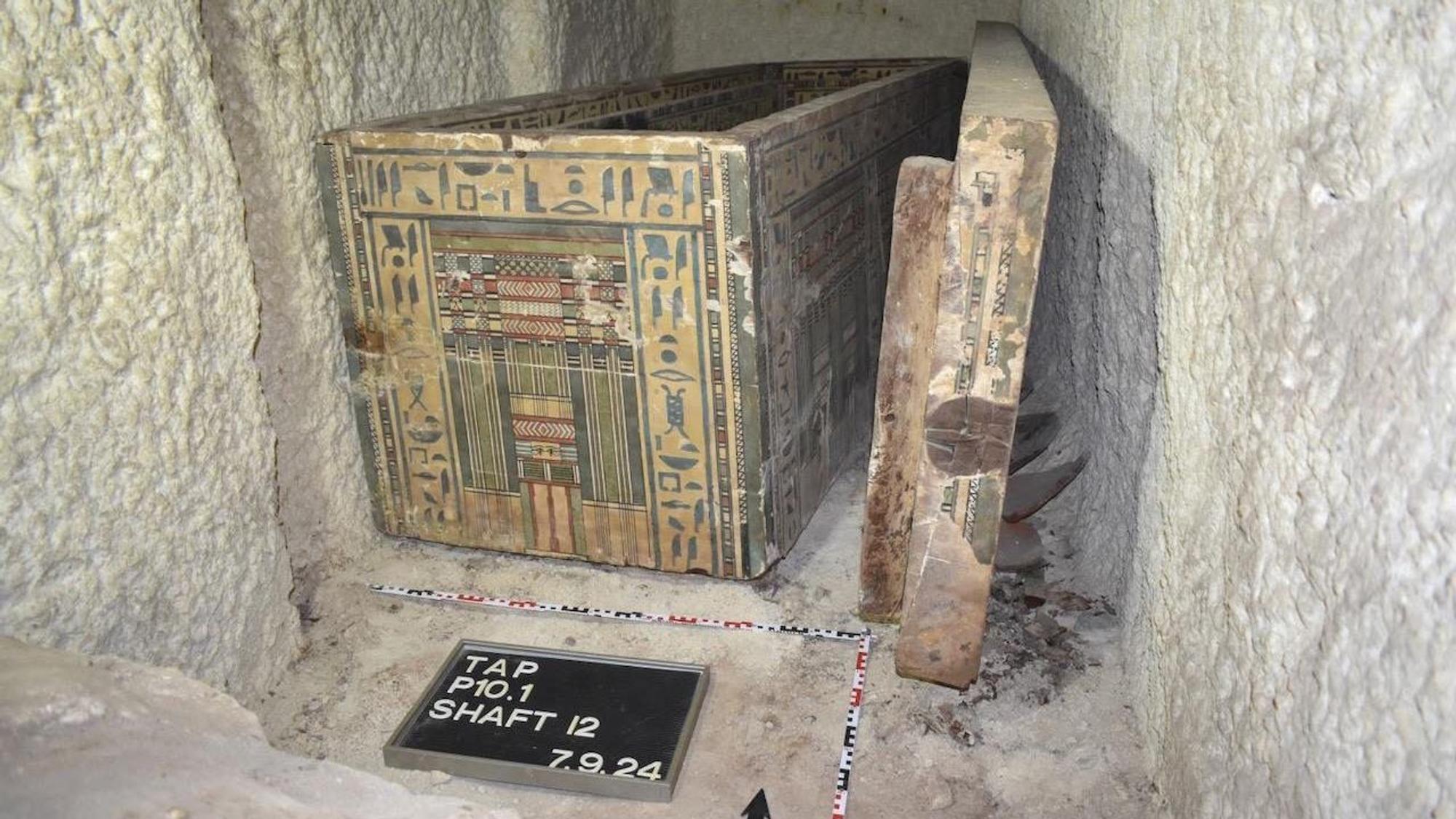 Die ineinander gesetzten Särge der Idy in einer Grabkammer. Ein internationales Forscherteam hat in der Stadt Assiut in Ägypten das Grab einer altägyptischen Priesterin entdeckt.