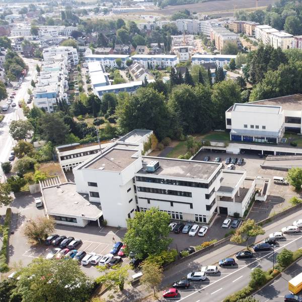 Das Luftbild zeigt das Haupt- und die Nebengebäude des ehemaligen Kreishauses in Hürth.