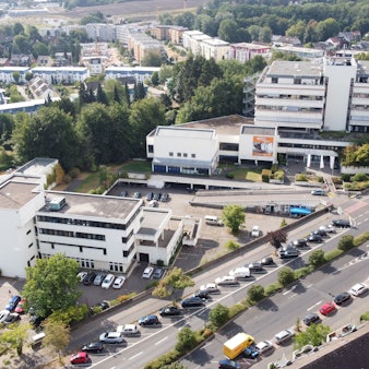 Das Luftbild zeigt das Haupt- und die Nebengebäude des ehemaligen Kreishauses in Hürth.
