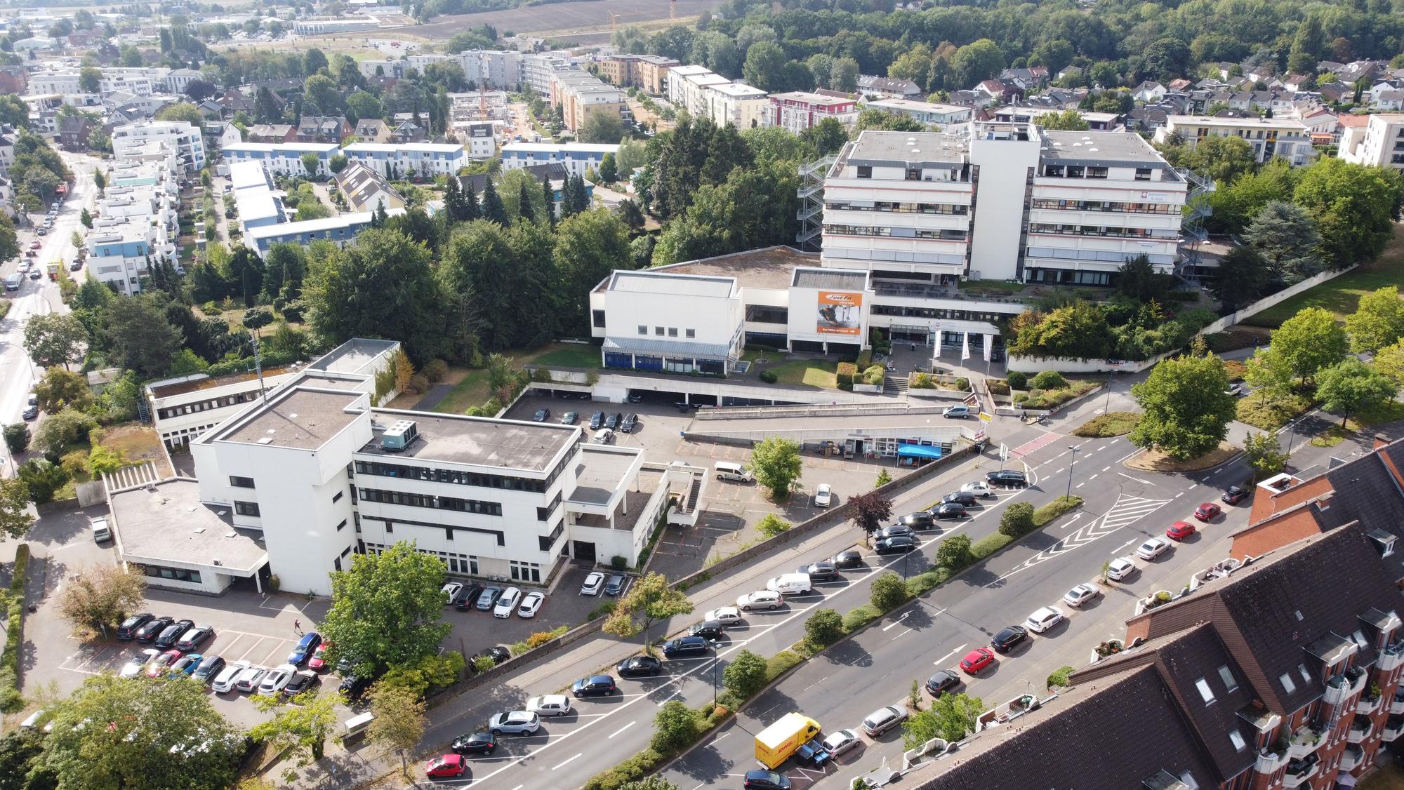 Das Foto zeigt eine Luftaufnahme des alten Kreishauses in Hermülheim.
