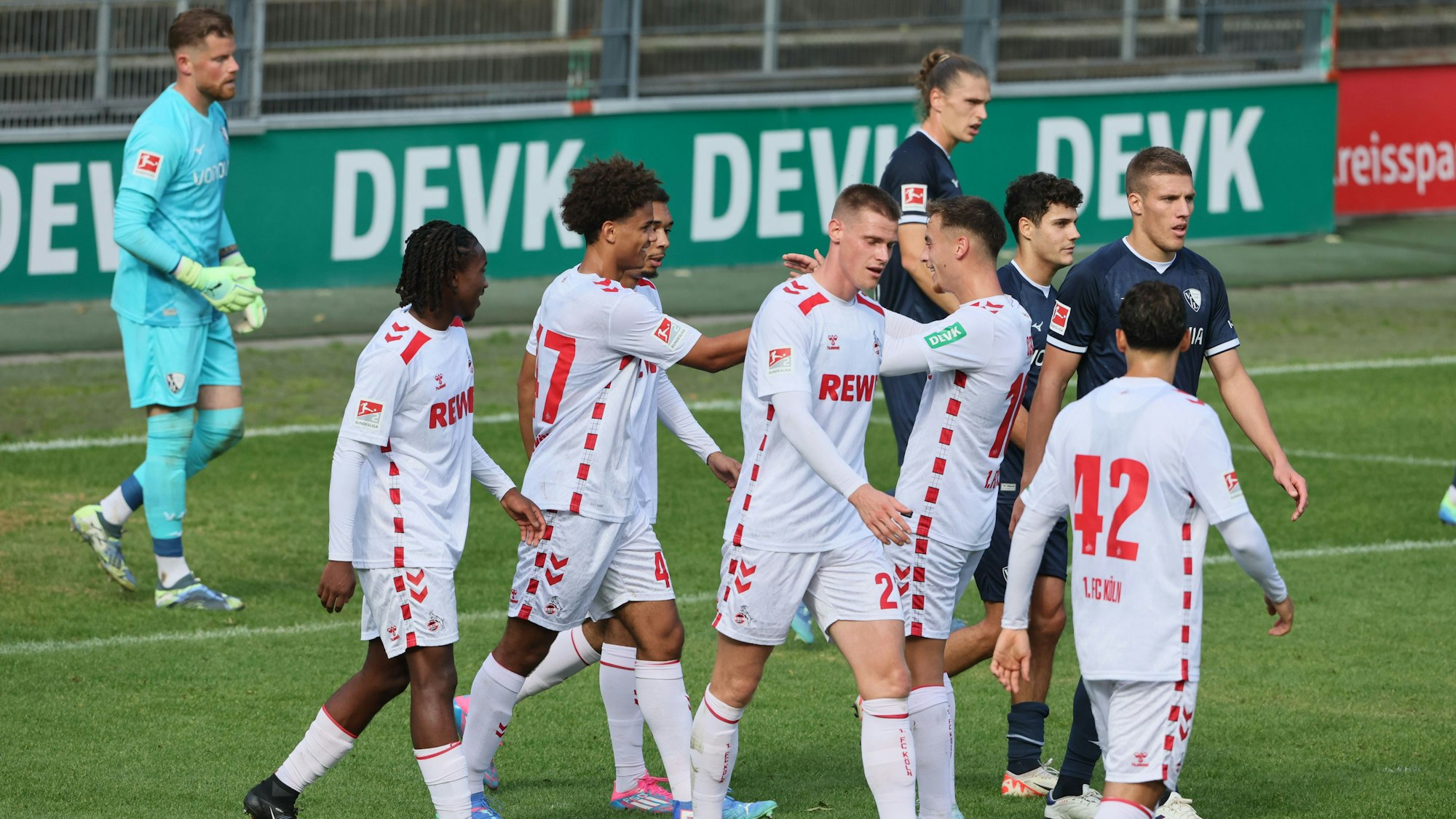 Die Spieler des 1. FC Köln freuen sich über das 3:2-Siegtor von Neo Telle (2.v.l.).