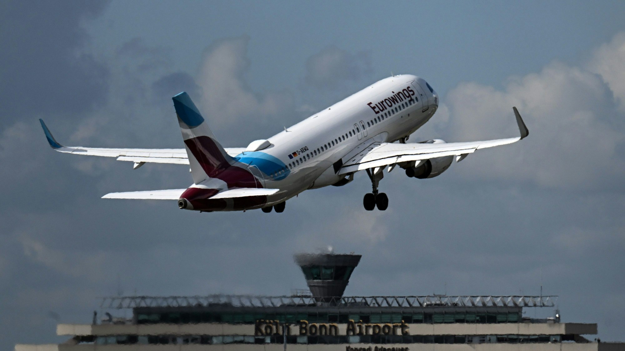 Ein Flieger von Eurowings startet vom Flughafen Köln/Bonn.