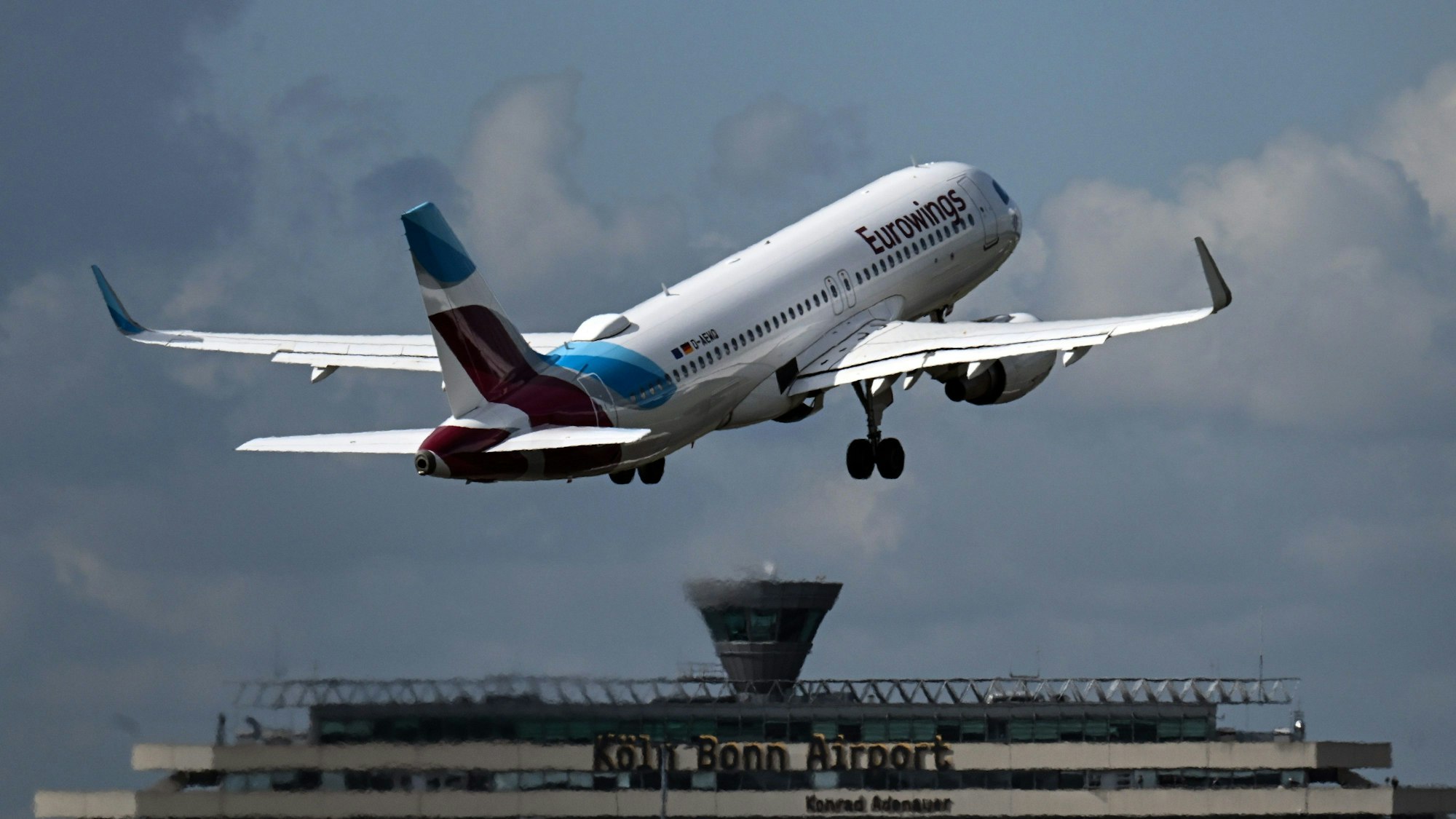 Ein Flugzeug der Fluggesellschaft Eurowings startet vom Flughafen Köln/Bonn.