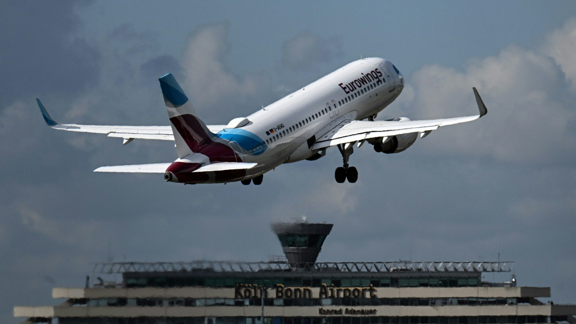 Ein Eurowings-Flugzeug startet in Köln/Bonn. Hier hat die Airline 16 Maschinen stationiert.