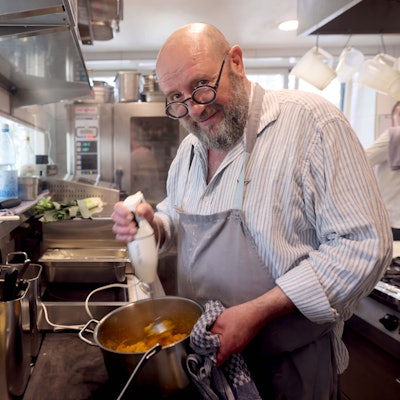 Uwe Hammes in seiner Küche im Kölner Restaurant „Riphahn“.