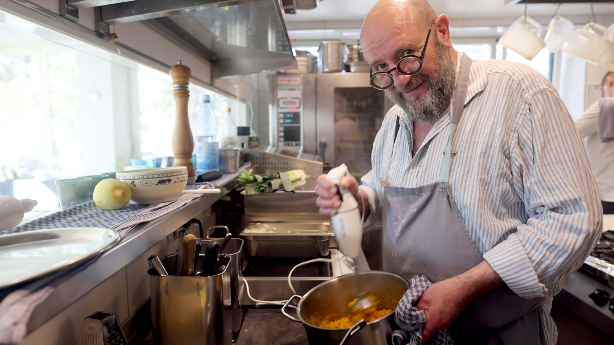 Uwe Hammes in seiner Küche im Kölner Restaurant „Riphahn“.