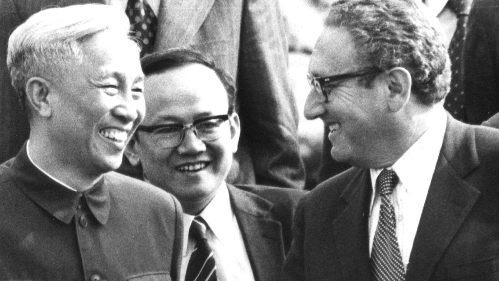 Die beiden damaligen Chefunterhändler Henry Kissinger (USA, r) und Lê Đức Thọ (Nordvietnam) bei den Friedensverhandlungen Anfang 1973 in Paris.