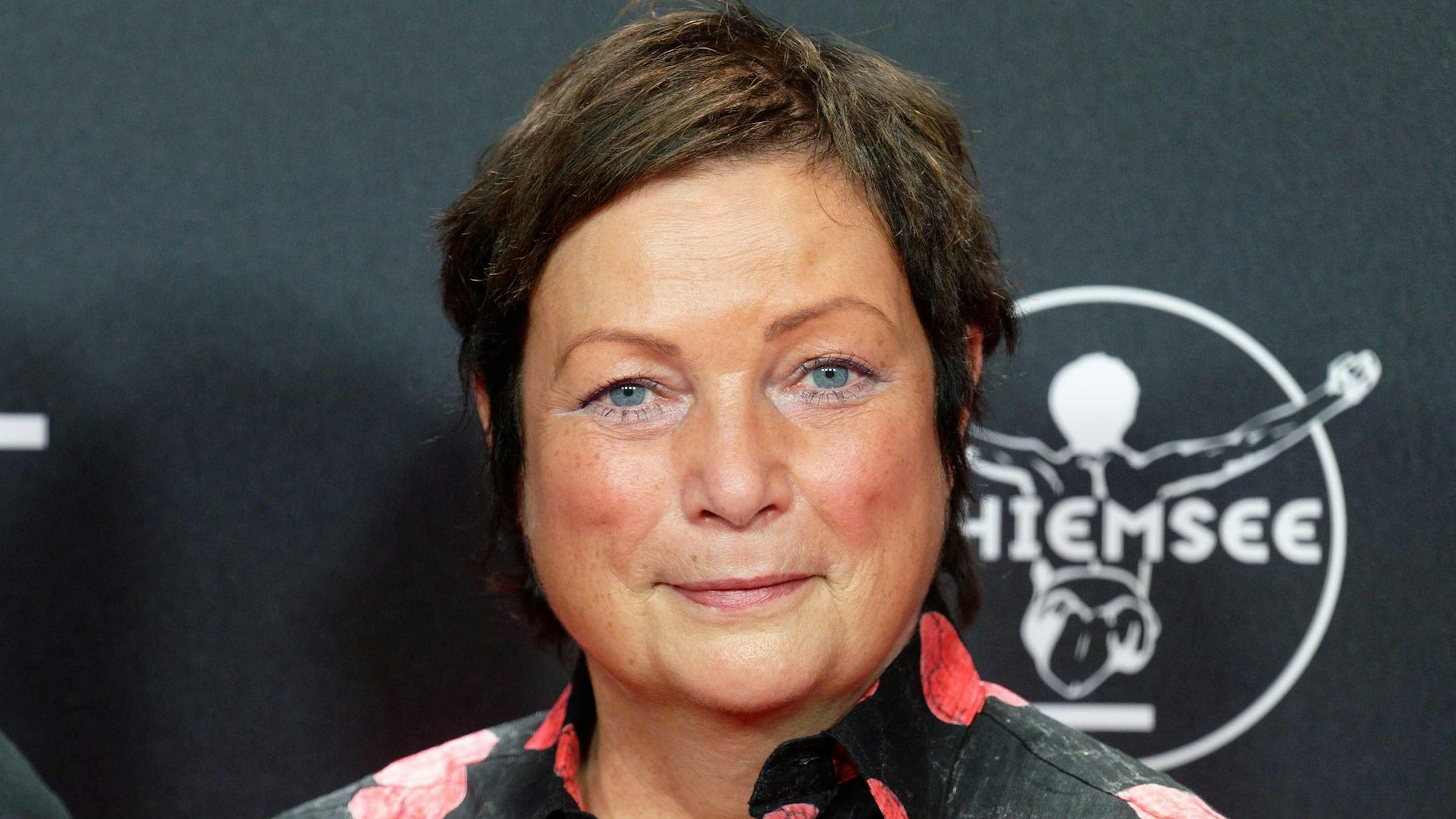 Die Autorin Auma Obama (l) und Festivaldirektorin Martina Richter kommen zu Verleihung NRW-Medienpreis für Entwicklungspolitisches Engagement im Rahmen des Film Festival Cologne 2021. +++ dpa-Bildfunk +++