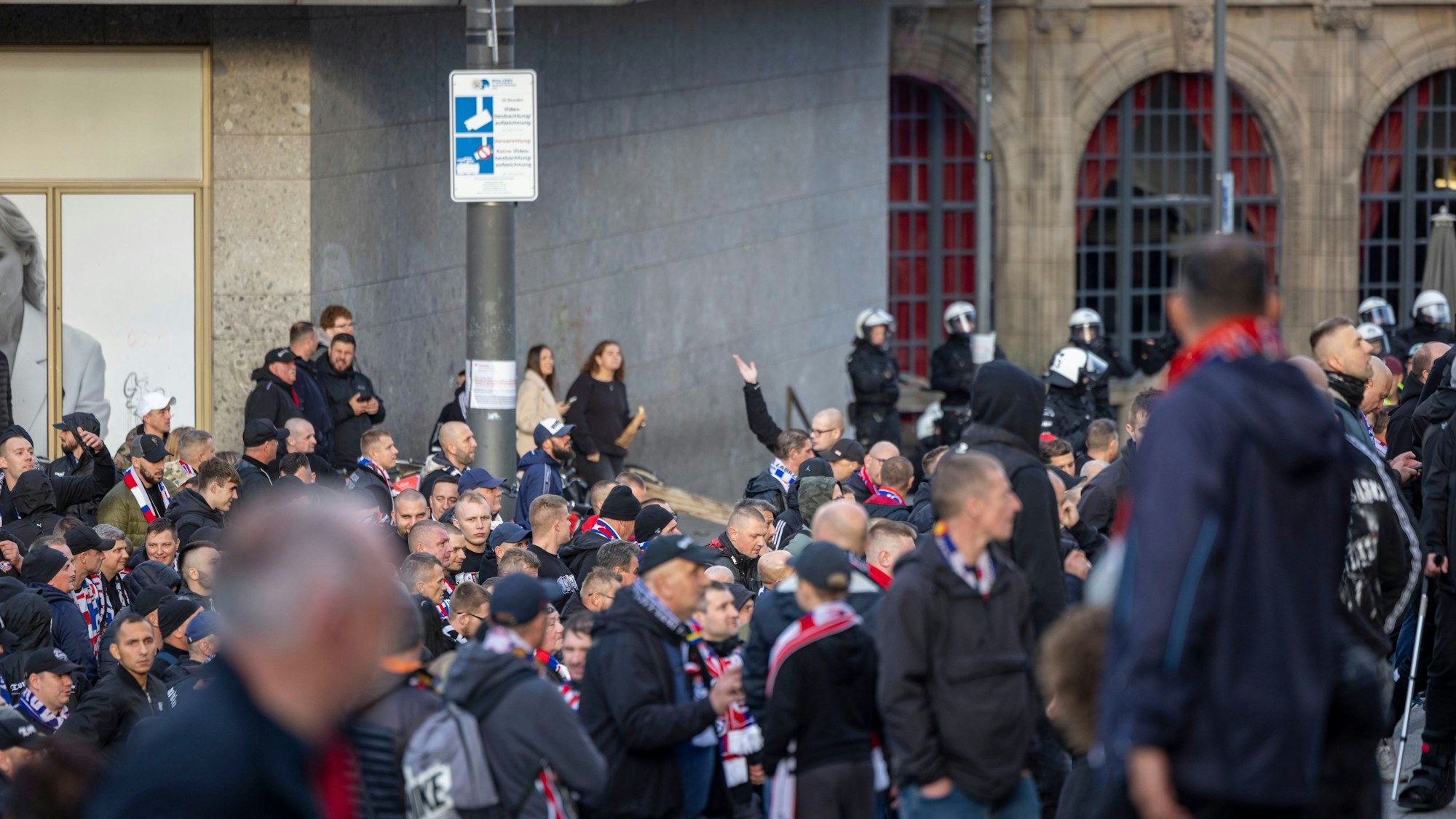 Rund um den Kölner Dom kam es zu teils aggressiven Szenen.