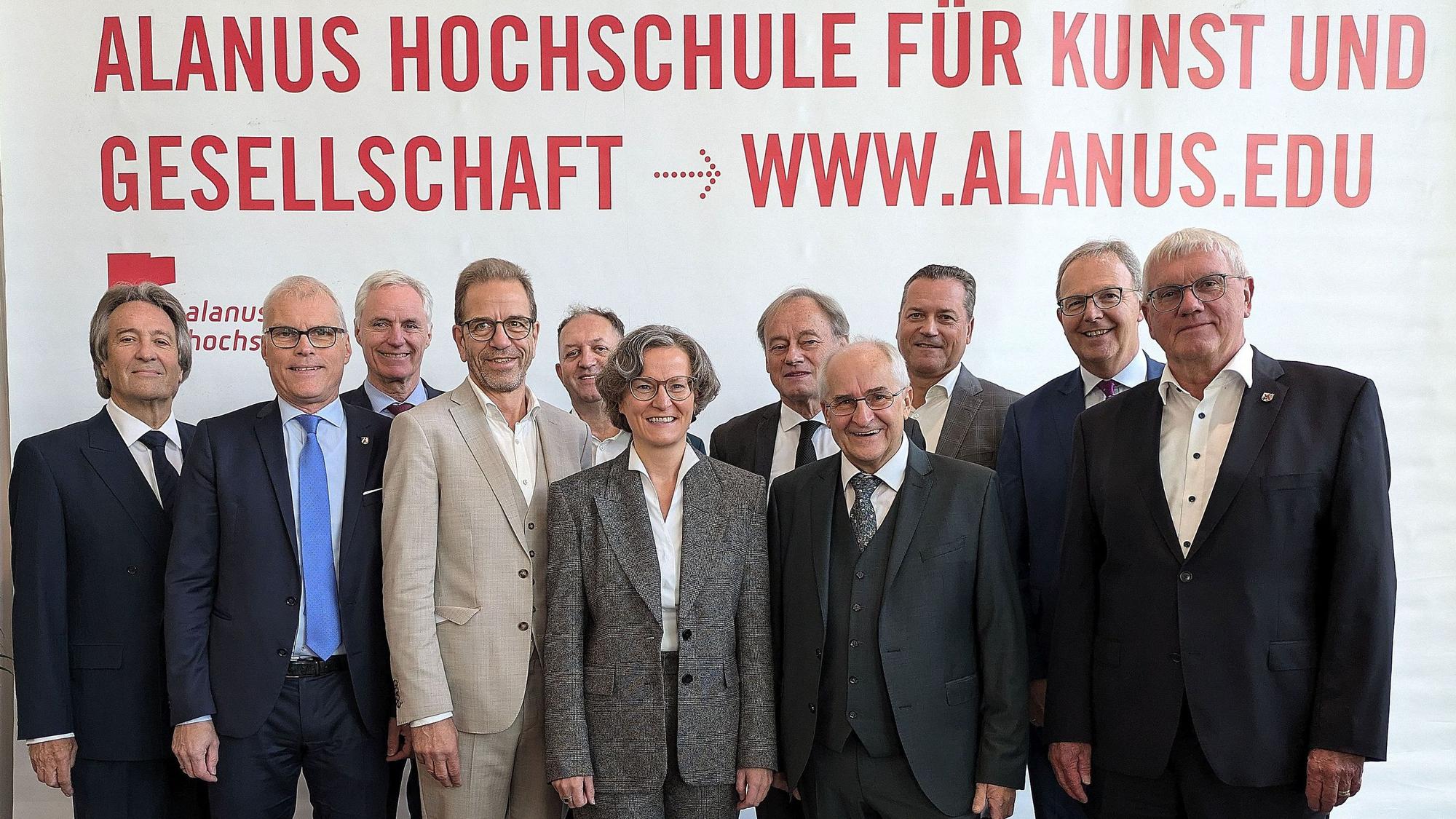 Gruppenbild mit dem ehemaligen Rektor Hans-Joachim Pieper (vorne 2. von rechts) und dem neuen Rektor Thomas Maschke (vorne 2. von links).