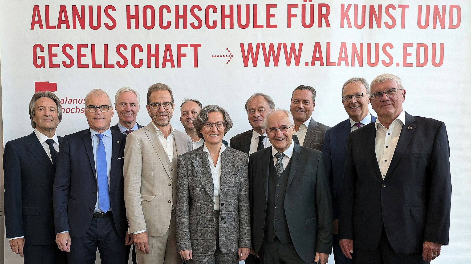 Gruppenbild mit dem ehemaligen Rektor Hans-Joachim Pieper (vorne 2. von rechts) und dem neuen Rektor Thomas Maschke (vorne 2. von links).