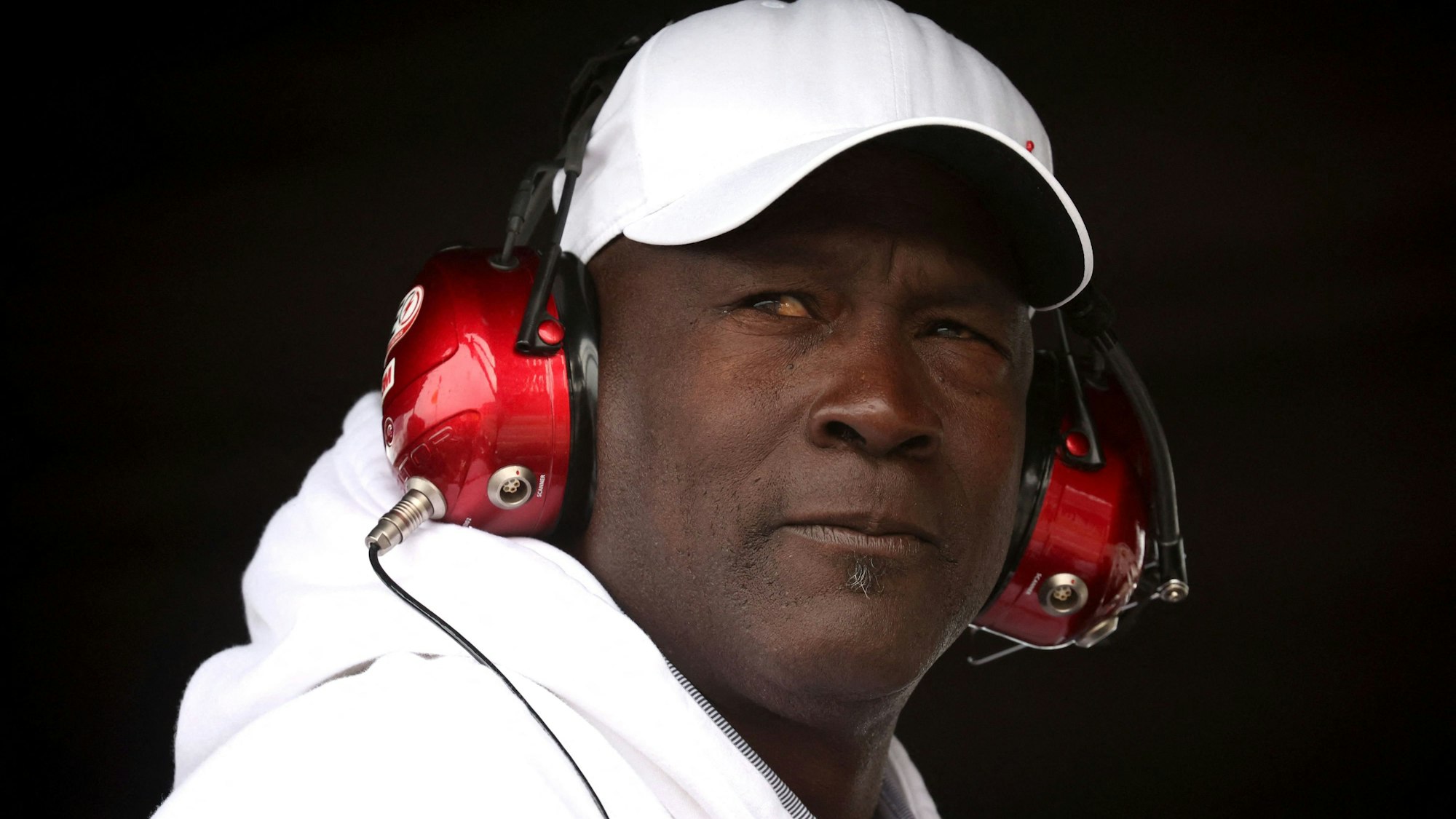 Michael Jordan mit Kopfhörern.
