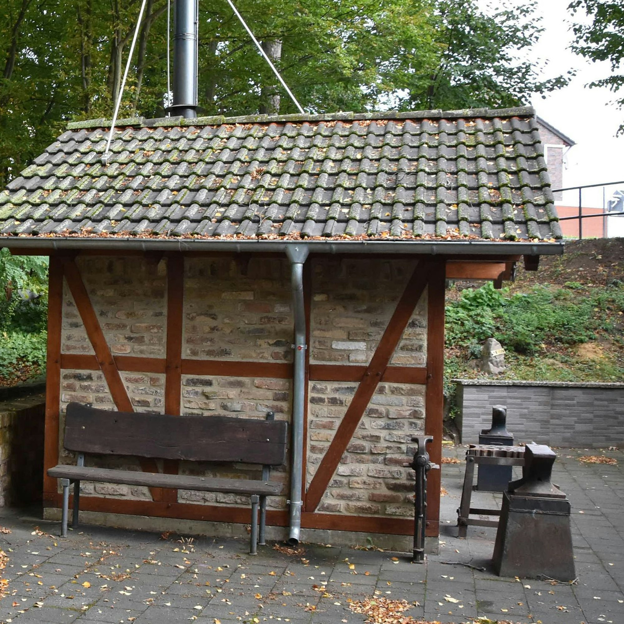 Das Bild zeigt einen gemauerten Unterstellplatz.