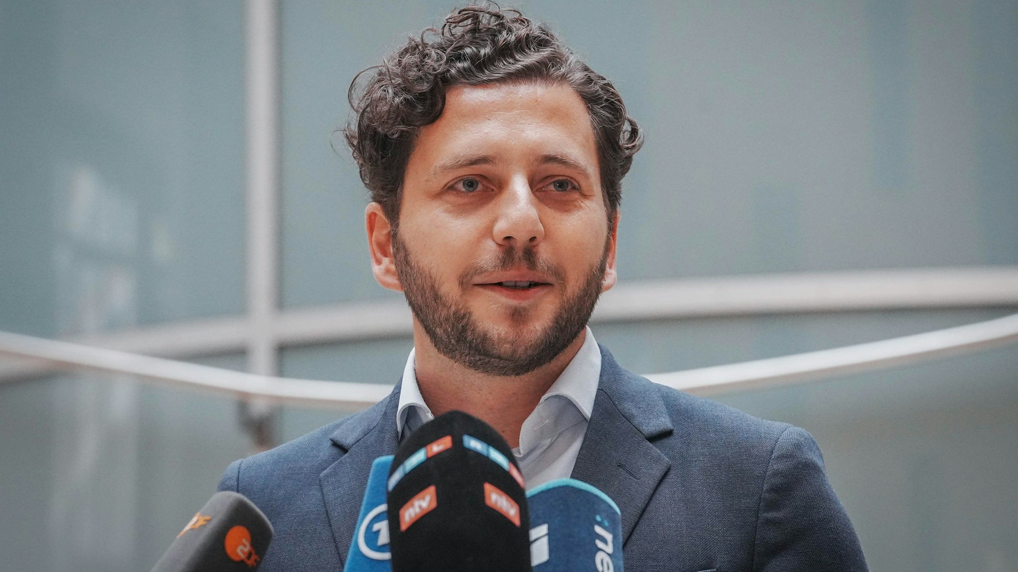 ARCHIV - 27.09.2024, Berlin: Felix Banaszak (Bündnis 90/Die Grünen) gibt auf einer Pressekonferenz seine Kandidatur für den Parteivorsitz bekannt.