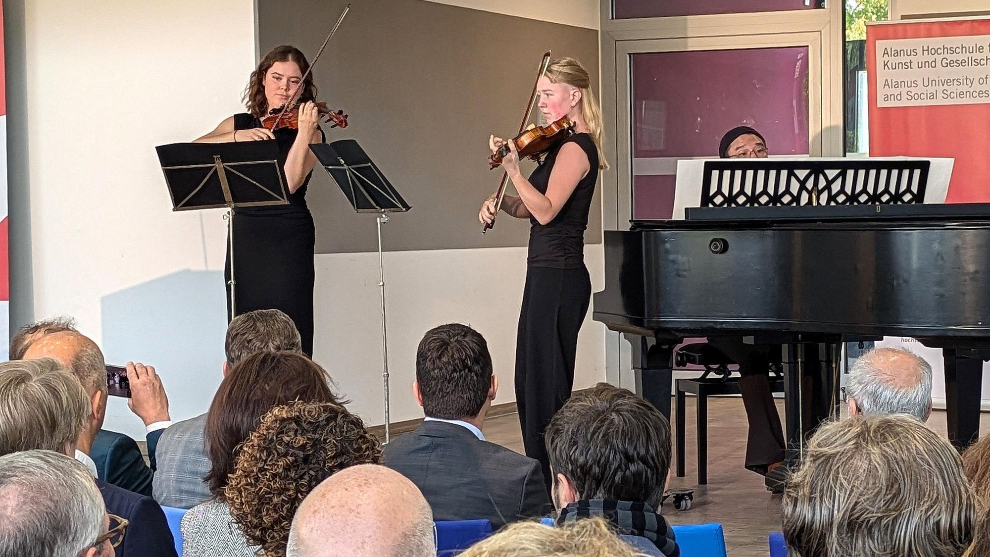 Musikalisches Rahmenprogramm mit den Studentinnen Tabea Bläsing (links) und Michaela Sattler mit Professor Iru Mun am Flügel.