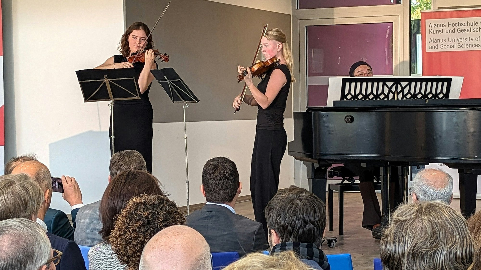 Musikalisches Rahmenprogramm mit den Studentinnen Tabea Bläsing (links) und Michaela Sattler mit Professor Iru Mun am Flügel.