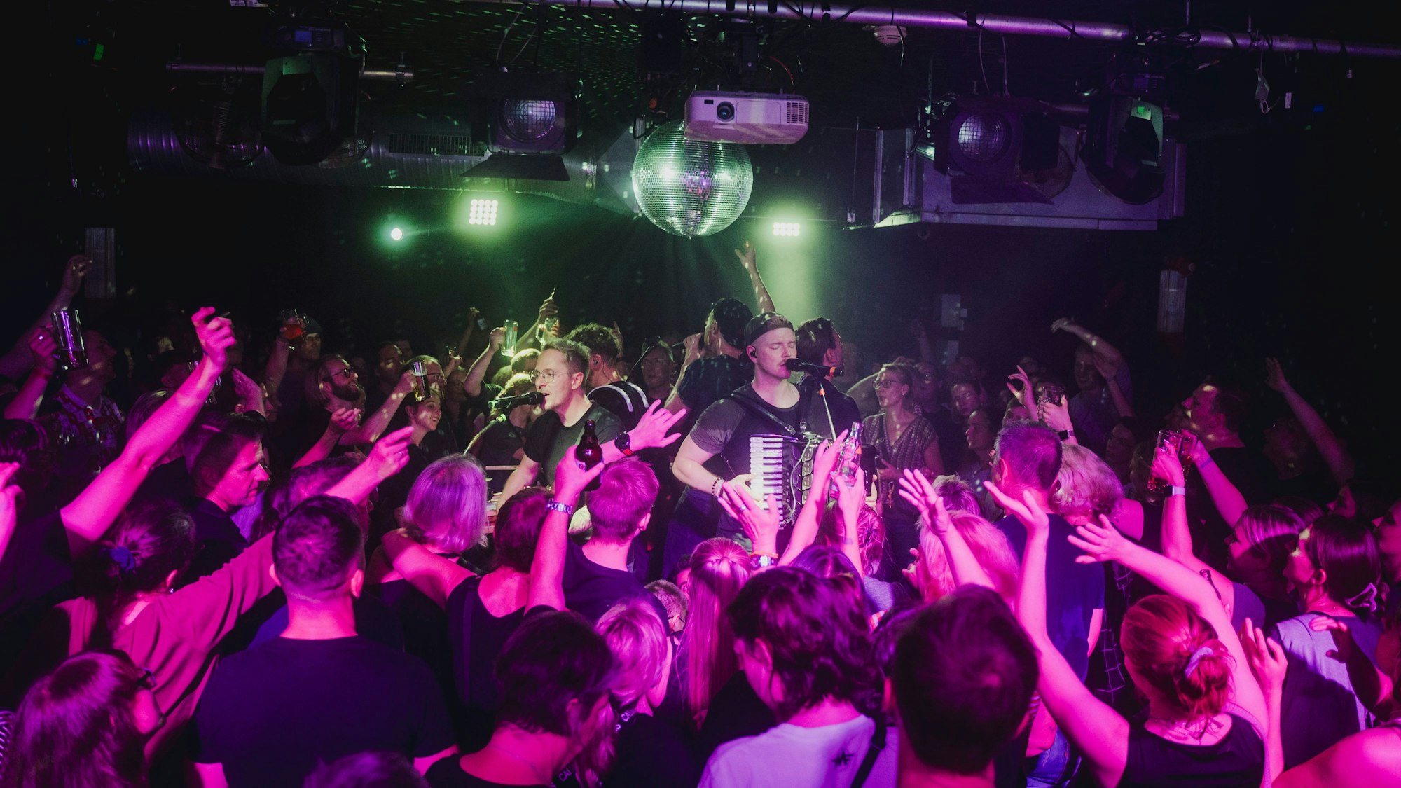 Kuschelig: Der Auftritt von Miljö in Berlin.