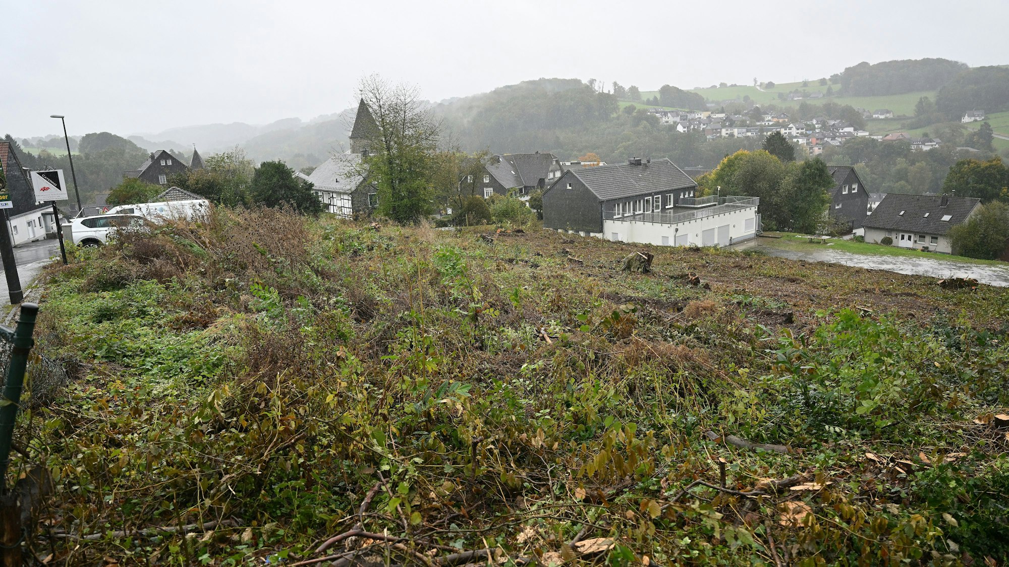 Das Foto zeigt das Baugrundstück in Kürten