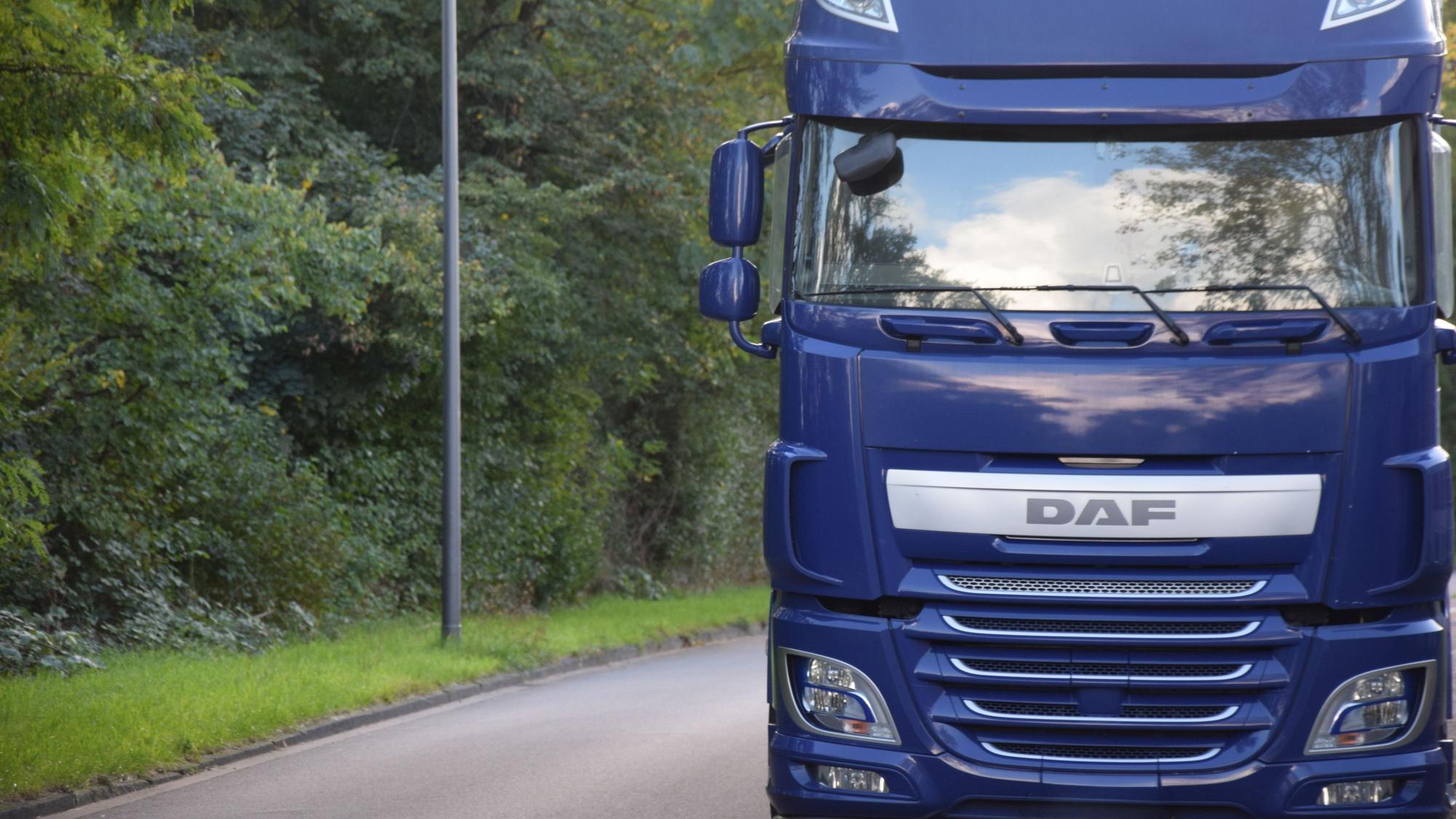 Ein Lkw steht auf der Schönrather Straße